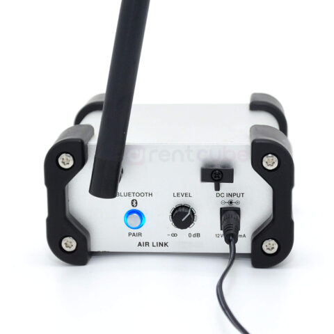 Unser Bluetooth-Receiver von vorne. Mit eingestecktem Stromkabel und blau leuchtender Pair-Taste